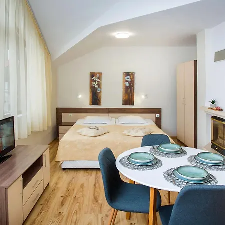 Апартамент Above The Pines Retreat *
